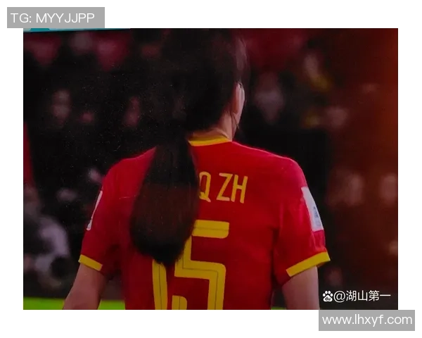 女球迷勇敢表白心仪足球明星感动全场引发热议与祝福