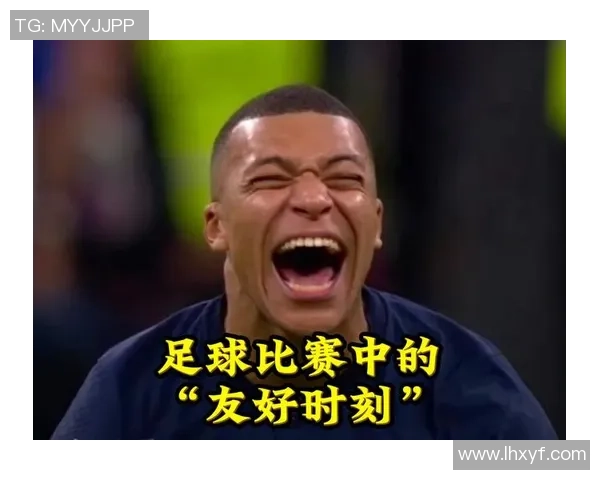 足球明星怀抱小孩展现温情一面引发网友热议与感动 足球明星怀抱小孩展现温情一面引发网友热议与感动