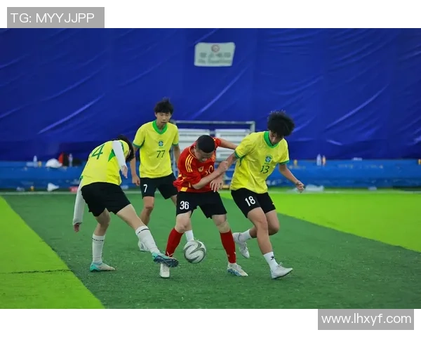 足球明星挑战极限模仿其他球员踢球技巧的精彩瞬间与背后故事